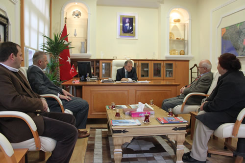 MHP Üsküdar İlçe Başkanı Habib Suiçmez ve İlçe Yöneticileri, Üsküdar Kaymakamı Süleyman Erdoğan'ı makamında ziyaret etti.