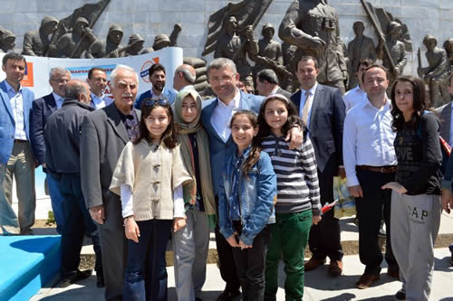 Başkan Hilmi Türkmen törene katılan öğrencilerle hatıra fotoğrafı çektirdi. Şehitlikte kısa bir yürüyüş yaptı.