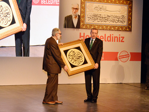 Hattat Hasan Çelebi Cumhurbaşkanı Erdoğan'a katılımlarından dolayı üzerinde hat sanatıyla yazılı bir hadisi şerifin olduğu tablo hediye etti.
