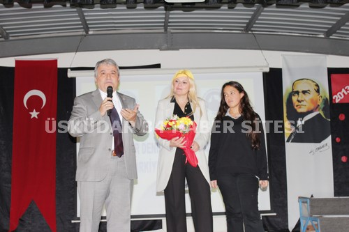 Özel Üsküdar Bağlarbaşı Anadolu Lisesi ve Özel İstanbul Fen Lisesi Müdürü Hasan Ünaldı tarafından Prof. Dr. Deniz Ülke Arıboğan'a çiçek takdim edildi.