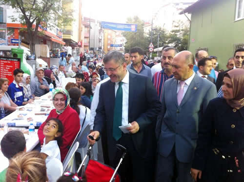 Üsküdar Belediyesi'nin Ramazan Etkinliği çerçevesinde Cumhuriyet Mahallesi'nde düzenlemiş olduğu Mahalle İftarına 5 binden fazla Üsküdarlı katıldı.