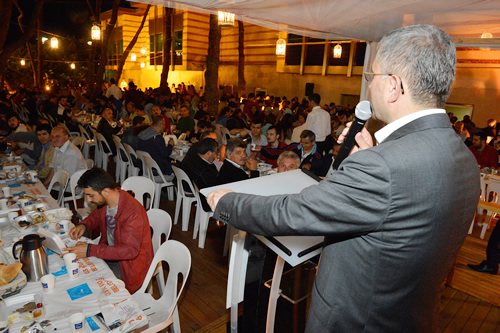 skdar Belediyesi Ramazan Etkinlikleri kapsamnda ilk sahur programn skdar Belediyesi Sosyal Tesisleri'nde gerekletirdi.