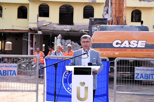 Üsküdar Meydan Projesi'nin yapımına, Üsküdar Belediyesi'nin eski hizmet binasının yıkımıyla başlandı.