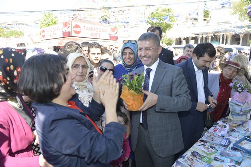 Hilmi Trkmen skdar Belediyesi Park Baheler Mdrl tarafndan etkinlik alanna getirilen saks ierisindeki ieklerden datt.