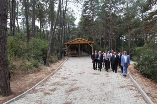 stanbul Valisi Hseyin Avni Mutlu, mraniye belediye bakan Hasan Can, stanbul Bykehir Belediyesi'nin mraniye Kent Orman'nda bulunan izci kampn ziyaret etti.