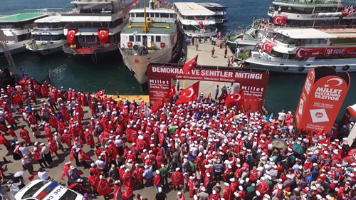 skdarllar, skdar iskelesinde kendisine bekleyen ve ay-yldzl bayraklarla donatlm gemilere binerek Yenikap'ya doru yola kt.