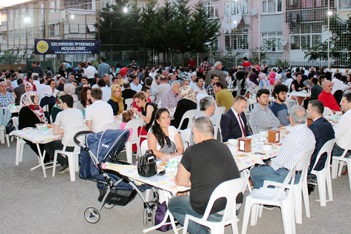 Faziletliler geleneksel Ramazan iftarnda bulutu