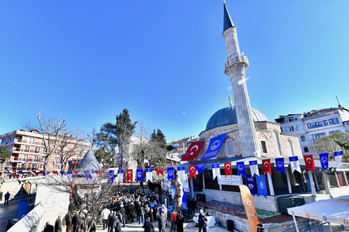 Sultan brahim'in (1640-1648) dneminde Ksem Valide Sultan tarafndan Mimar Kasm Aa'ya yaptrlan inili Camii'nde medrese, sebil, su havuzu ve hamamdan oluan blmler mevcuttur.