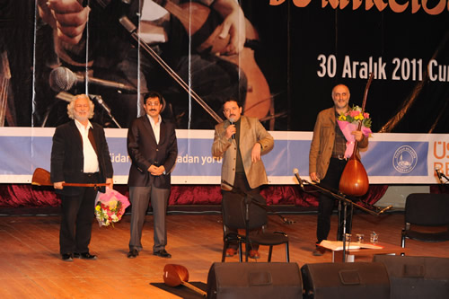 Türkülerin üstadı Erkan Oğur ve İsmail Hakkı Demircioğlu yılbaşına bir gün kala Üsküdarlılara muhteşem bir konser verdi.