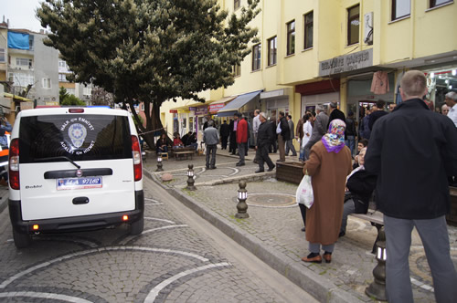 skdar Belediye binas'nn arka tarafnda bulunan eski vergi dairesi kaps yanna braklan pheli bir paket vatandalar tarafndan polise ihbar edildi.