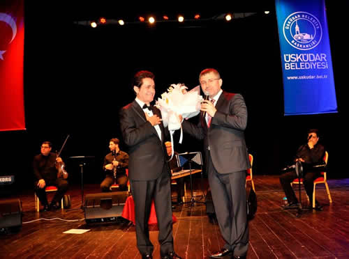 Zekai Tunca'ya muazzam konser için teşekkürlerini ileten Hilmi Türkmen ünlü sanatkâra çiçek takdim ederek başarılarının ve sanatının daim olmasını diledi.
