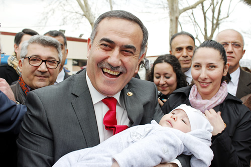 CHP Bykehir Belediye Bakan aday Mustafa Sargl, skdar'da esnaf ziyaret ederek, skdar Belediye Bakan Aday hsan zkes'i halka tantt ve vatandalara seslendi.