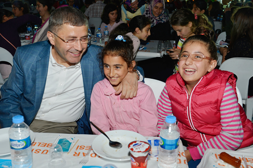 İftarda çocuklarla bir araya gelen Üsküdar Belediye Başkanı Hilmi Türkmen, masaları gezerek onlarla tek tek sohbet etti.