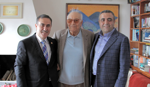 CHP İstanbul Milletvekili ve Üsküdar Belediye Başkanı İhsan Özkes, yazar Yaşar Kemal'i ziyaret etti. 