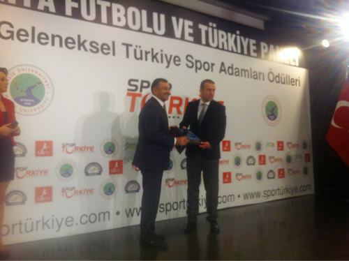 Mustafa Kara daha sonra Milli takımlar teknik direktörü Abdullah Avcı'ya bir plaket verdi.
