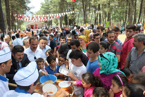 17. Yresel Kltr leni'nin olmazsa olmazlar arasnda yer alan geleneksel damak tad kekei ise Lokantac Ferhat Usta hazrlad ve datt.