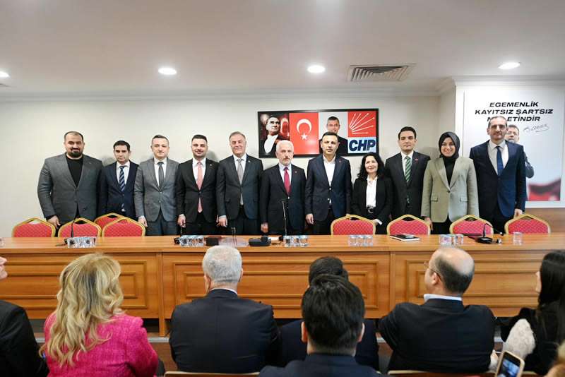 Ekrem Baki’nin Cumhuriyet Halk Partisi’ne katılım rozetini İstanbul İl Başkanı Özgür Çelik takdim etti.