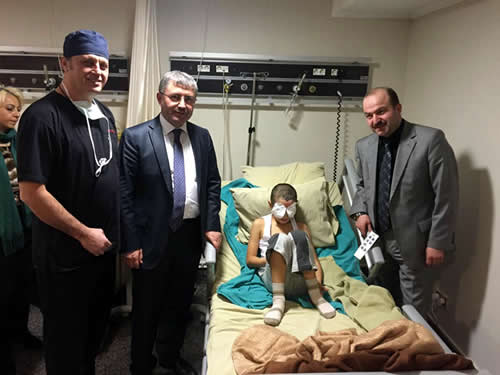 Üsküdar Belediye Başkanı Hilmi Türkmen, Mert'i ameliyat sonrasında ziyaret ederek acil şifalar diledi.