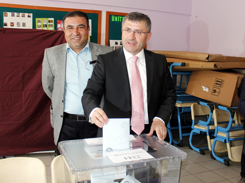 AK Parti Üsküdar Belediye Başkan Adayı Hilmi Türkmen, Küplüce Lions İlkokulu'nda oyunu kullandı.