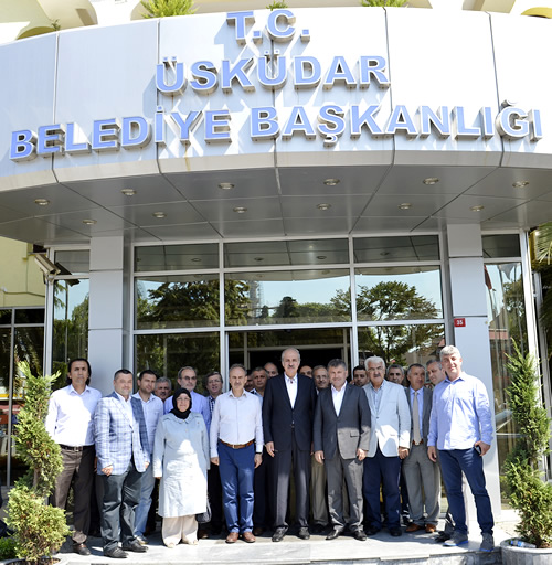 AK Parti Genel Bakan Yardmcs Prof. Dr. Numan Kurtulmu ve beraberindeki heyet skdar Belediyesi'nden ayrlmadan nce, belediye binas nnde nnde hatra fotoraf ektirdi.