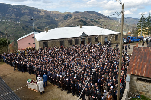 Cenaze namazn, merhumun salnda dile getirdii talebi zerine Ali zdin kldrd.