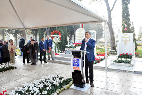 Ersoy'un mezar banda Kur'an- Kerim okuyan skdar Belediye Bakan Hilmi Trkmen, zel bir gn yaadn dile getirdi