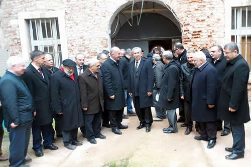 Başbakan Yardımcısı Bülent Arınç, restorasyon çalışmaları süren Atik Valide Sultan Külliyesi'nde incelemelerde bulundu.