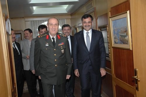 Birinci Ordu Komutan Orgeneral Hayri Kvrkolu, skdar Belediye Bakan Mustafa Kara'y ziyaret etti.