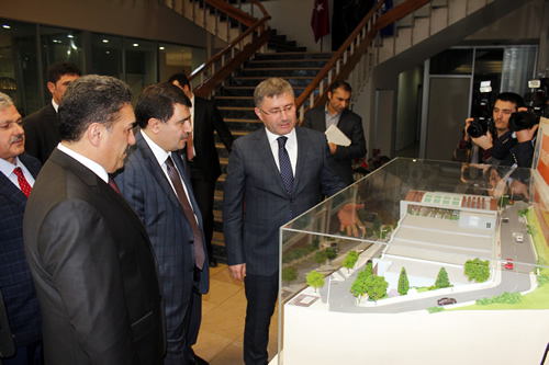 İstanbul Valisi Vasip Şahin, Üsküdar Belediye Başkanı Hilmi Türkmen'e iadeyi ziyarette bulundu.