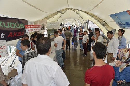 stanbul ve Ankara'da e zamanl olarak balayan yardm kermesinden elde edilen gelir HH araclyla srail saldrlar sonucu zor durumda kalan Gazze'ye gnderilecek.