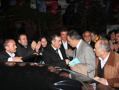Diyarbakır Çüngüş Çaybaşı Derneği'ni ziyaret eden CHP İlçe Başkanı Mustafa Çetinkaya görevinin başında olduğunu gösterdi.
