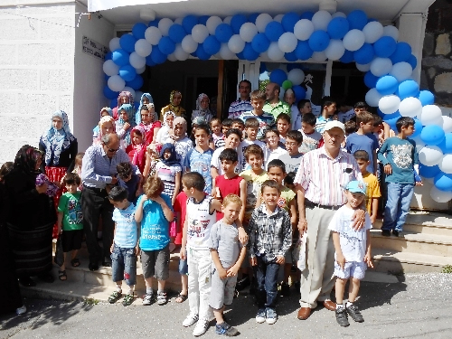 skdar'da bulunan Bahelievler Mescid-i Aksa Camii'nde ocuklar Kur'an Kursu'nun ilk gnnde balonlarla karland.