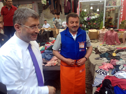 Bakan Hilmi Trkmen, bakan yardmclar ve birim mdrleriyle birlikte skdar Ahmediye Meydan Merkez Cuma pazarn ziyaret etti.