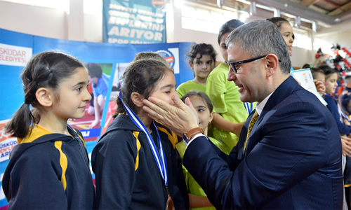 skdar Belediyesi tarafndan dzenlenen ve en yetenekli minik sporcularn kefedildii atletizm ligi yarmas balad.