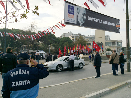 Cumhuriyetimizin kurucusu Mustafa Kemal Atatürk, ölümünün 76. yıl dönümünde tüm Türkiye'de olduğu gibi Üsküdar'da düzenlenen törenle anıldı.