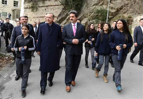 Başbakan Recep Tayyip Erdoğan, Cuma namazının ardından Adile Sultan Yalısı ile aynı kampüs içinde bulunan Kandilli Kız Lisesi'ne uğradı.