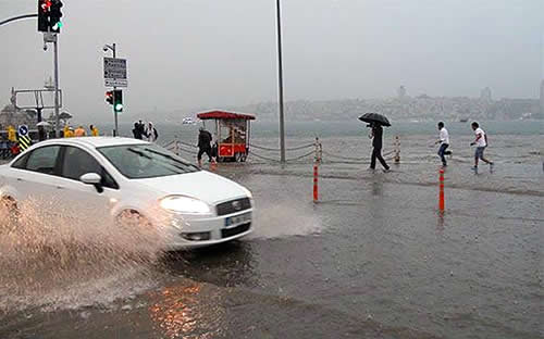 Meteorolojinin uyarsnn ardndan iddetli yamur stanbul'u etkisi altna ald.