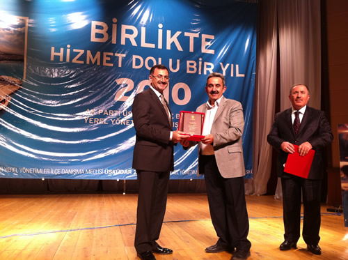 AK Parti Mesudiye İlçe Başkanı Salih Yaman, AK Parti Üsküdar İlçe Başkanı Zekeriya Erdim ve Üsküdar Belediye Başkanı Mustafa Kara'ya Referandum Oylaması sırasında ilçelerine sağlamış oldukları maddi ve manevi katkılarından dolayı birer plaket takdim etti.