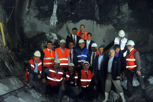 Üsküdar - Çekmeköy Metro Tünelinin birleştirilmesinin ardından birleşme noktasında Başkan Topbaş ve beraberindekiler tünel işçileriyle birlikte hatıra fotoğrafı çektirdi.