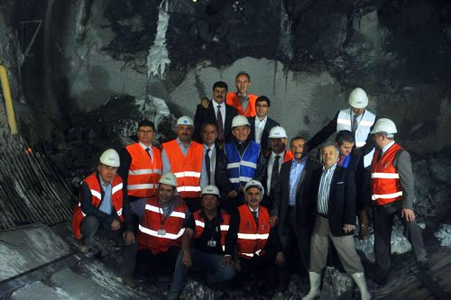 skdar - ekmeky Metro Tnelinin birletirilmesinin ardndan birleme noktasnda Bakan Topba ve beraberindekiler tnel iileriyle birlikte hatra fotoraf ektirdi.