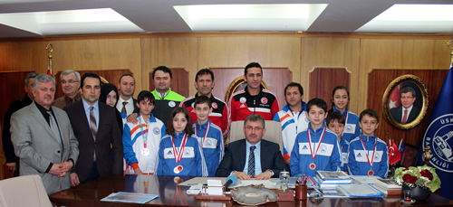 Ödül töreni sonrası Başkan Türkmen, minik sporcular, onları yetiştiren hocaları ve sporcuların aileleriyle toplu olarak hatıra fotoğrafı çektirdi.