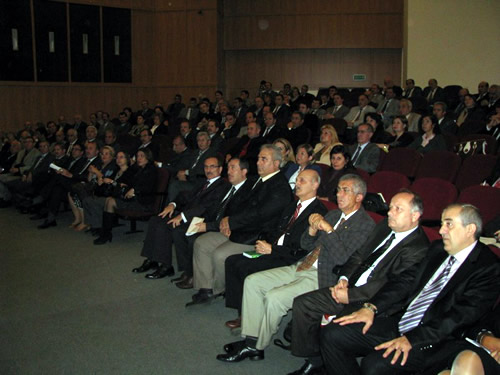 Resmi-Özel tüm okul müdürlerinin katıldığı okul müdürleri toplantısı Üsküdar Gençlik Merkezi'nde yapıldı.