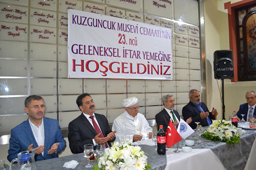 Kuzguncuk Musevi Cemaati'nin 23. geleneksel iftar yemei, 3 semavi dinin temsilcilerinin katlmyla, skdar Kuzguncuk'ta bulunan Beth Yaakov Sinagogu bahesinde gerekletirildi.