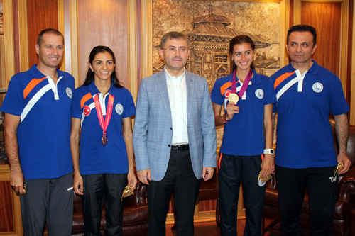 skdar Belediye Bakan Hilmi Trkmen, skdar Belediye Spor Kulb'nn ampiyon sporcularn birer kese altnla dllendirdi.