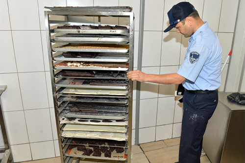 skdar Belediyesi, Ramazan Bayram'na sayl gnler kala iledeki tatl ve unlu maml reticisi imalathaneleri denetlendi.