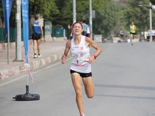 skdar Belediyesi Atletizim Kulb'nden  sporcu ilk e girerek yarmaya damgasn vurdu. 10 km kou sonunda birincilii 36.56 ile Esma Aydemir alrken, 36.59 ile zlem Kaya ikincilik, 37.08'lik derece ile Burcu Bykbezgin nclk elde etti.