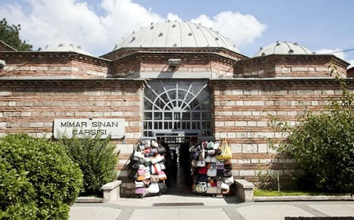 Hkimiyet-i Milliye Caddesi zerinde bulunan arnn tam karsnda ve yol ar yerde Glfem Hatun Camii var.