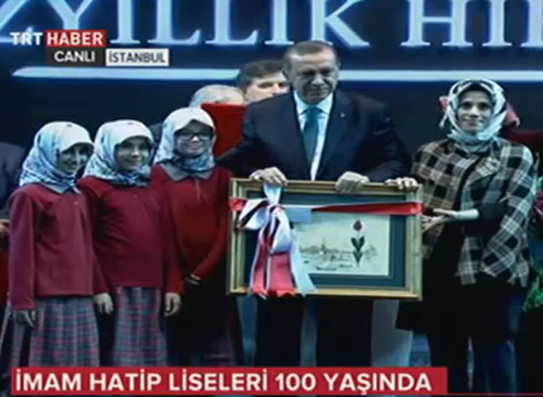 Ünalan Anadolu İmam Hatip Lisesi, öğrencileri Başbakan Recep Tayyip Erdoğan'a hediye verdi.