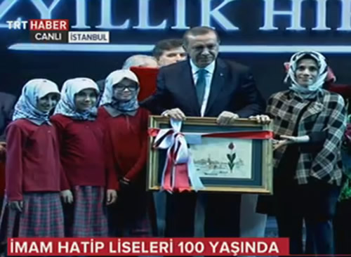 nalan Anadolu mam Hatip Lisesi, rencileri Babakan Recep Tayyip Erdoan'a hediye verdi.