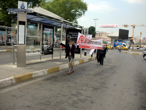 stanbul 1.Blge Milletvekili adaylar ile partililer, pankartlar ellerinde tayarak uzunca bir zincir oluturarak, anons ve sloganlarla skdar caddelerinde dolat.